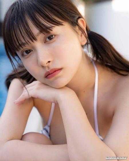 22岁写真女性号称日本最美御宅族 包不住的好身材